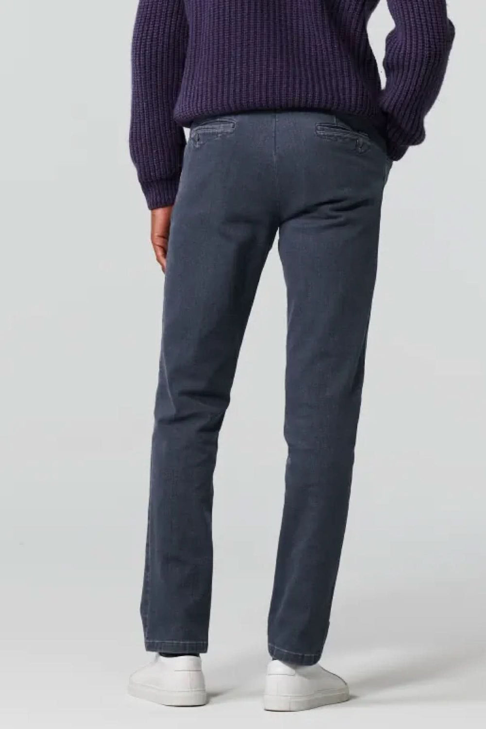 Jean Dublin denim slim en côte biologique, vue arrière avec pull violet et baskets blanches.