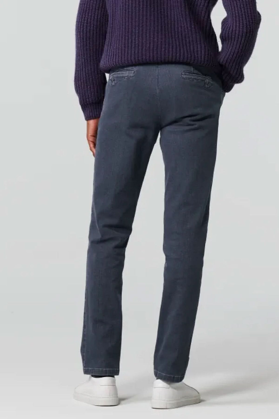 Jean Dublin denim slim en côte biologique, vue arrière avec pull violet et baskets blanches.