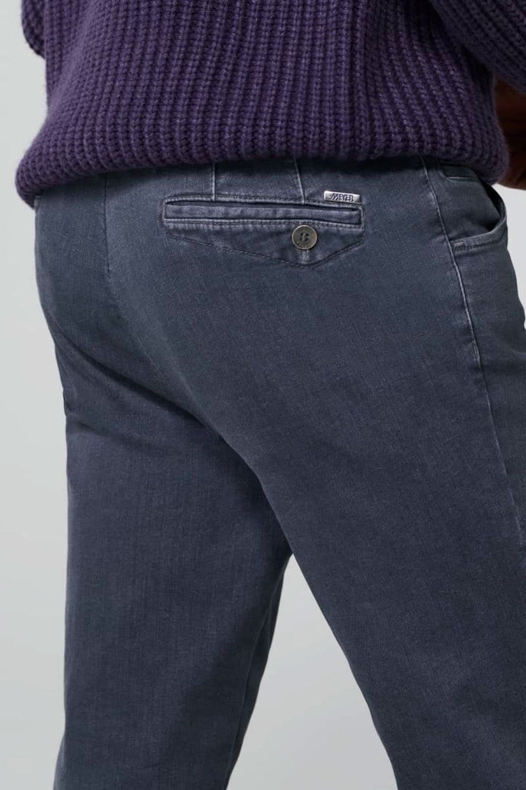 Jean Dublin slim en denim gris, avec ceinture arrondie et finitions de qualité, offrant confort et style.