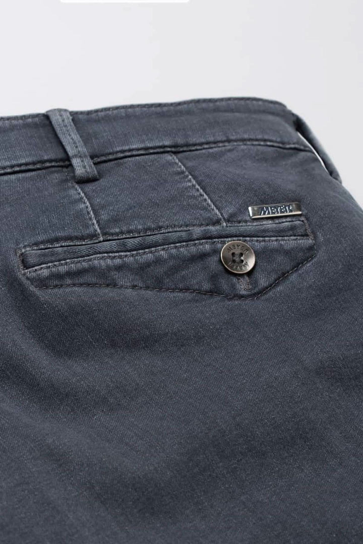 Détails du jean Dublin en denim gris, mettant en avant la poche arrière et la finition de qualité.