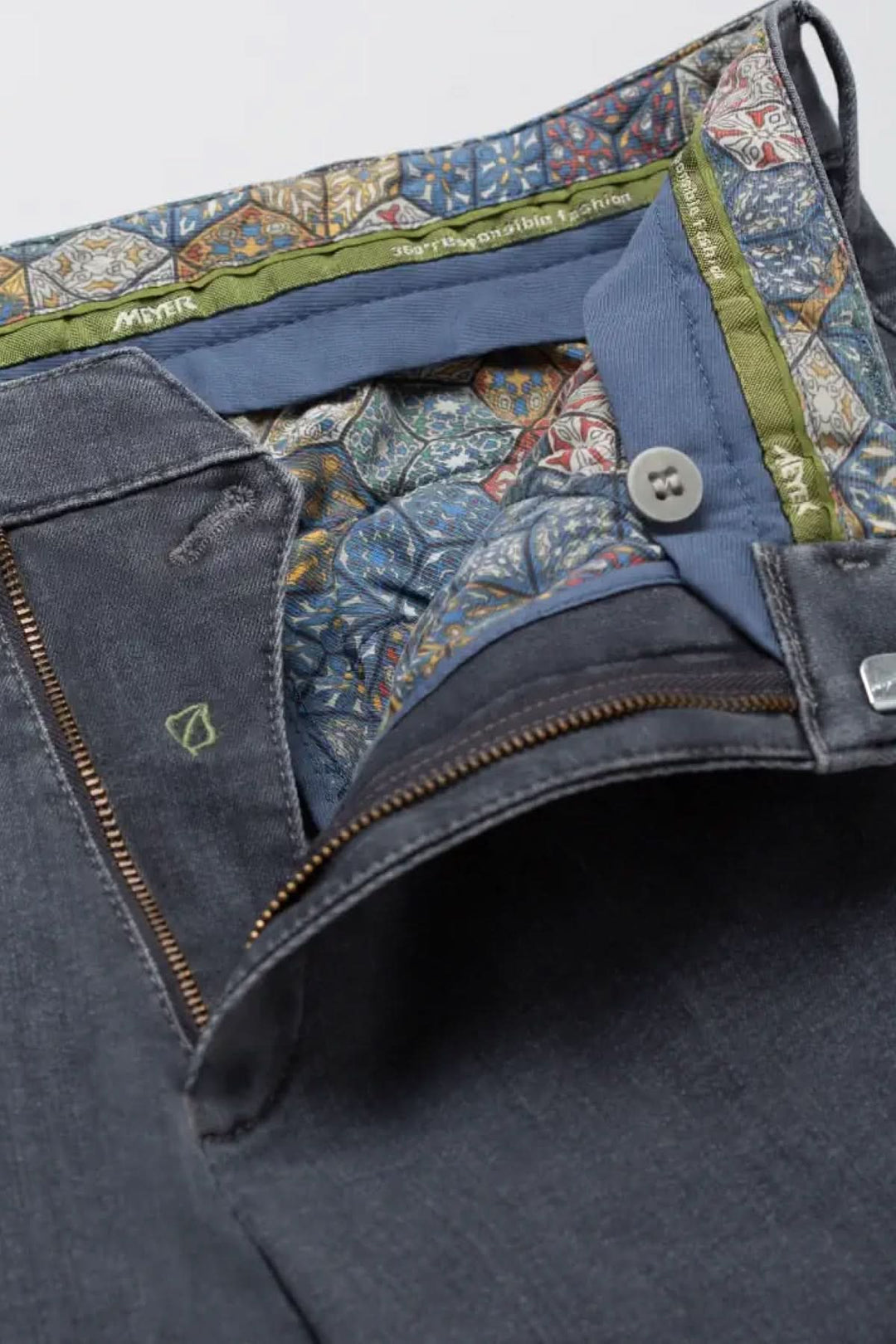 Détail du jean Dublin en denim gris avec doublure colorée et fermeture éclair.