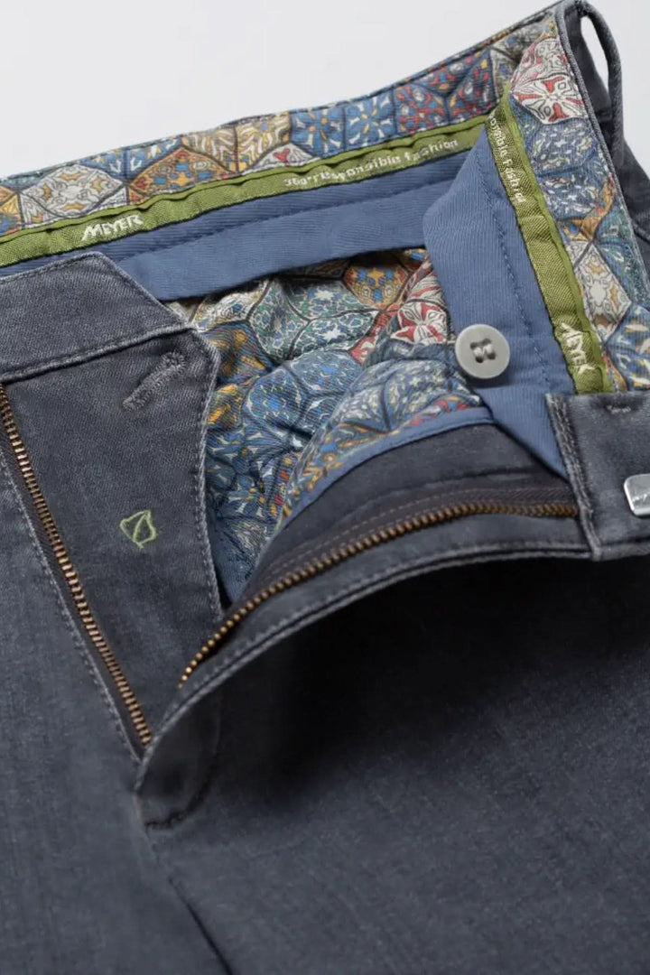 Détail du jean Dublin en denim gris avec doublure colorée et fermeture éclair.