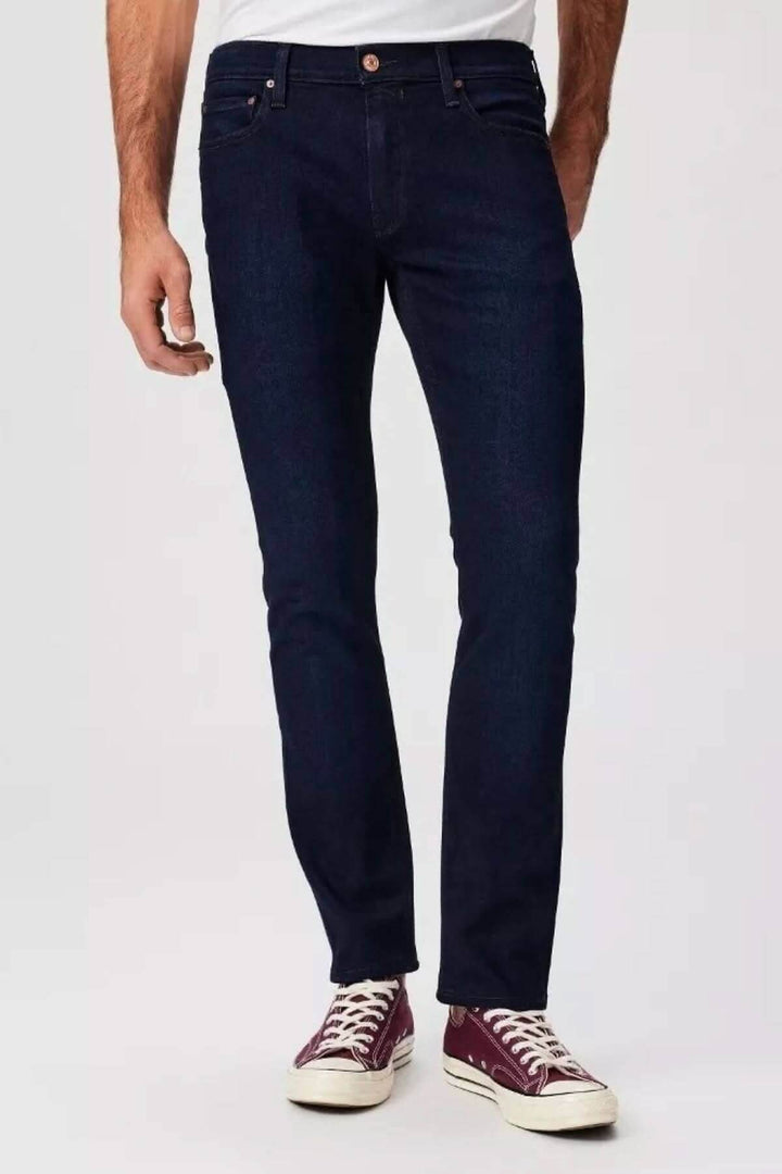 Jean slim Lennox en denim indigo foncé pour homme, coupe ajustée et style intemporel avec ferrures en cuivre.