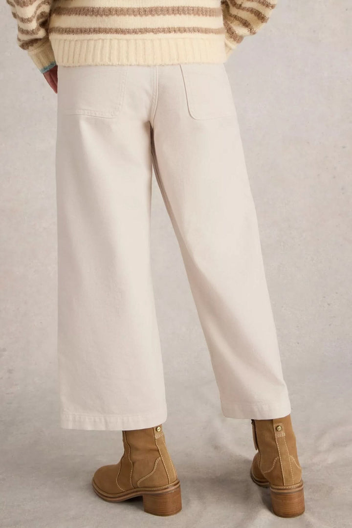 Jean Tia court à jambes larges avec coupe droite et taille haute, idéal pour un style polyvalent et structuré au quotidien.
