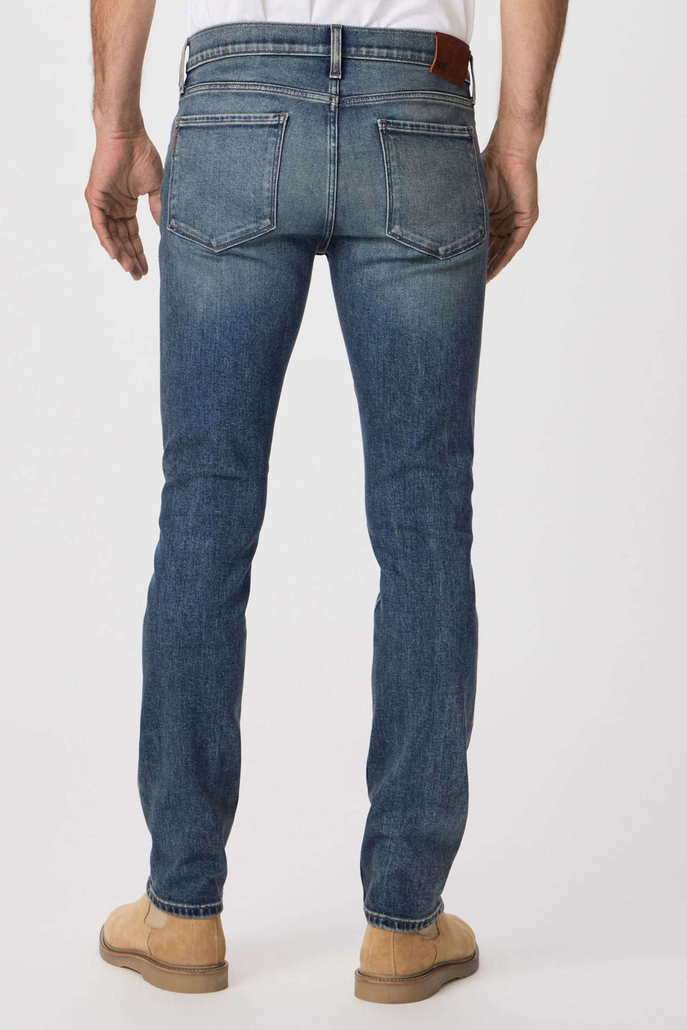 Jean ajusté slim fit avec délavé vintage, détails en cuivre, vue arrière.