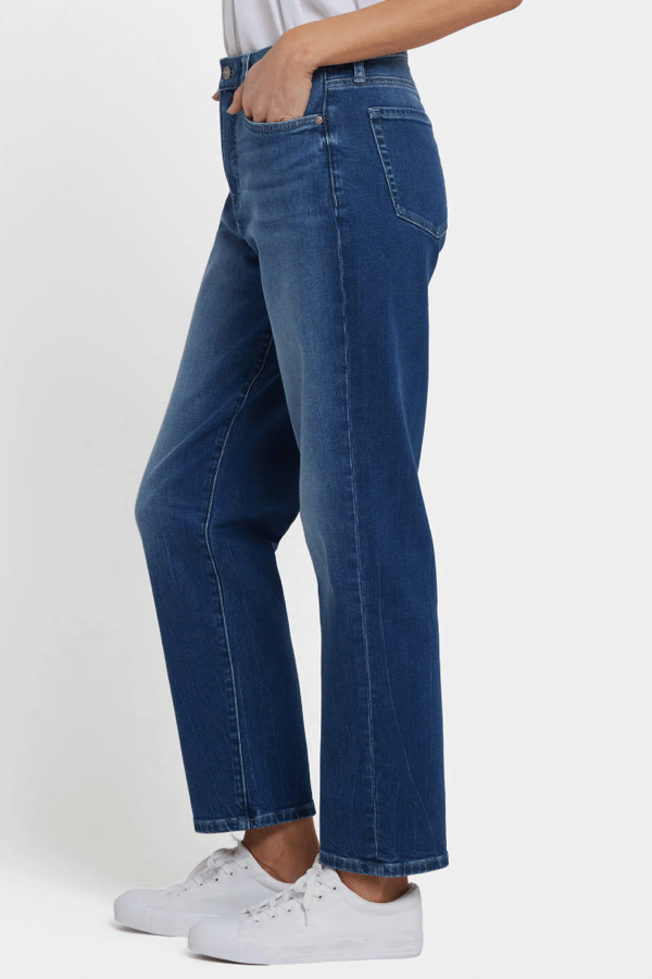 Jean boyfriend style décontracté, coupe droite, légèrement délavée avec taille classique, parfaite pour un look quotidien équilibré.