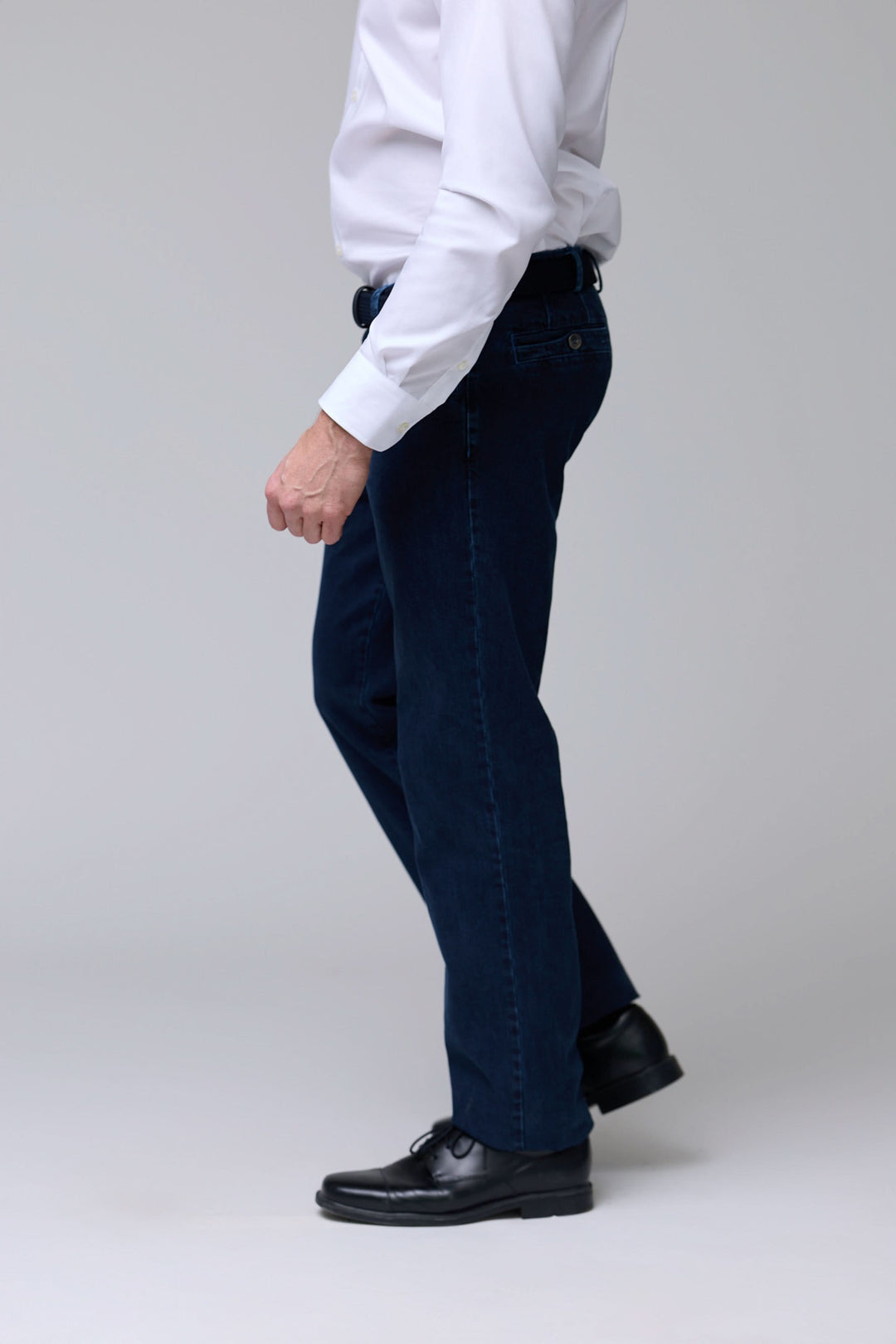 Homme portant un jean coupe droite en denim extensible, vue de profil, style confortable et moderne.