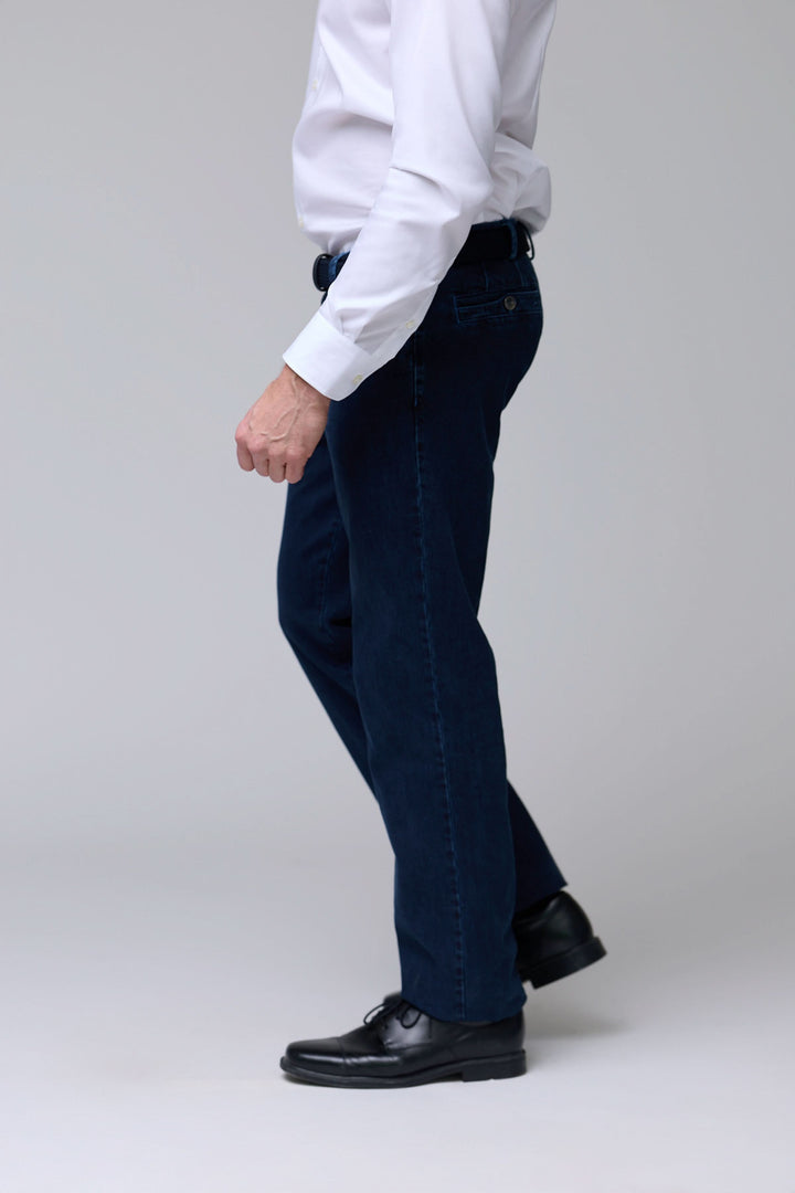Homme portant un jean coupe droite en denim extensible, vue de profil, style confortable et moderne.