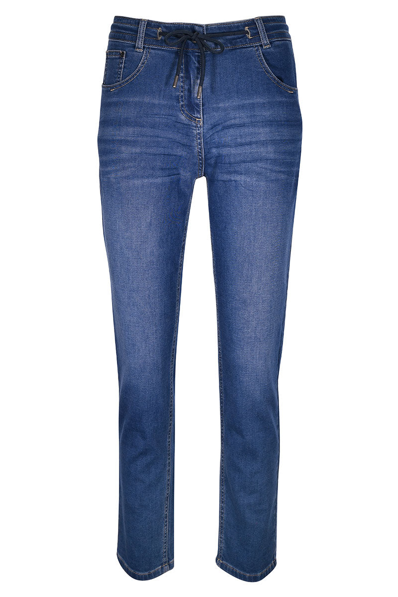 Jean décontracté en denim bleu avec coupe droite et taille ajustable pour un style moderne et confortable, idéal pour le quotidien.