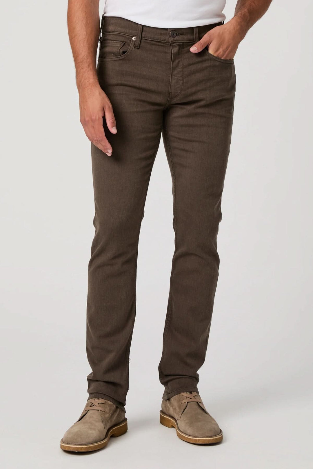 Jean de coton Coupe Lennox en brun pigmenté, coupe slim, avec élasticité et confort, offrant une allure contemporaine et sophistiquée.
