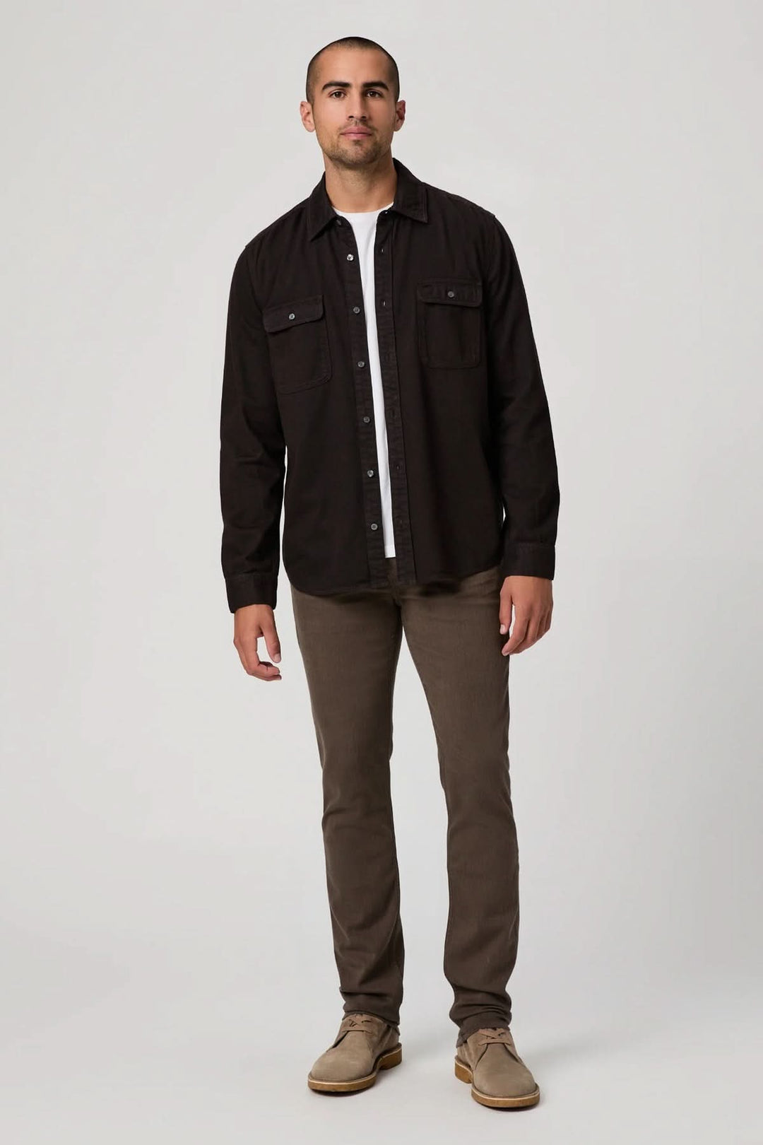 Homme portant le Jean de coton Coupe Lennox, denim slim fit brun avec reflets rougeâtres, offrant confort et sophistication.