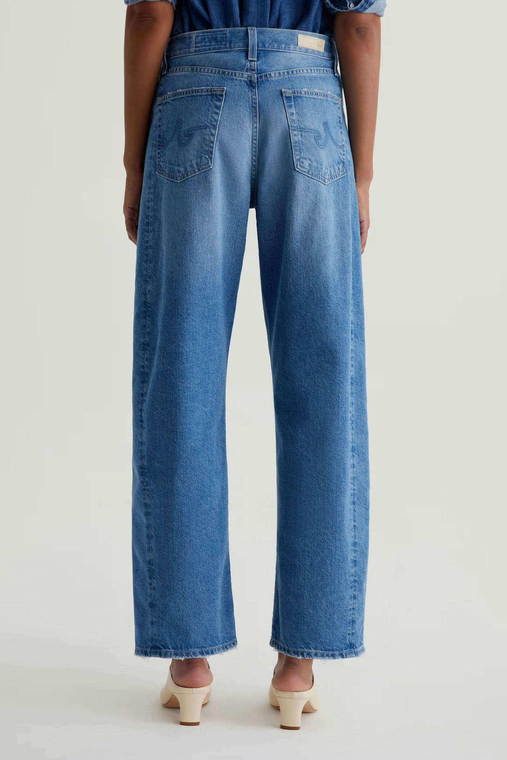 Jean droit à jambe large avec taille haute, coupe moderne et décontractée. Tissu en coton pur pour confort et tenue durable, vu de dos.