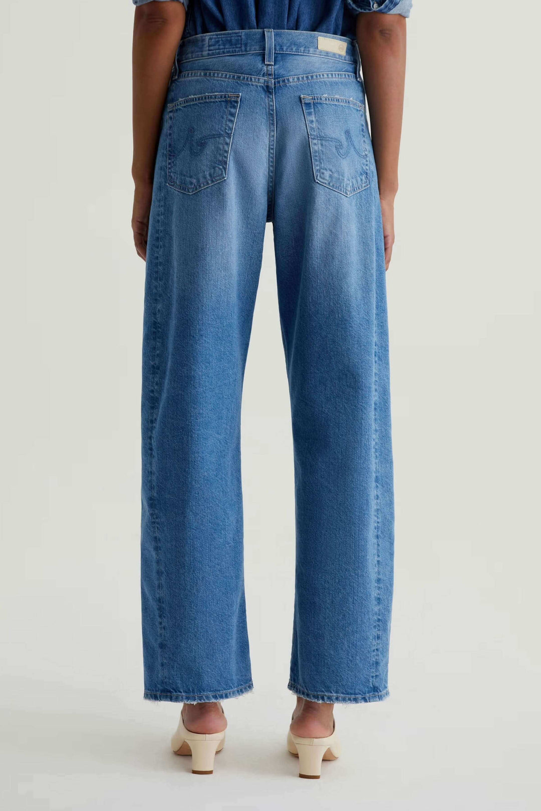 Jean droit à jambe large avec taille haute, coupe moderne et décontractée. Tissu en coton pur pour confort et tenue durable, vu de dos.