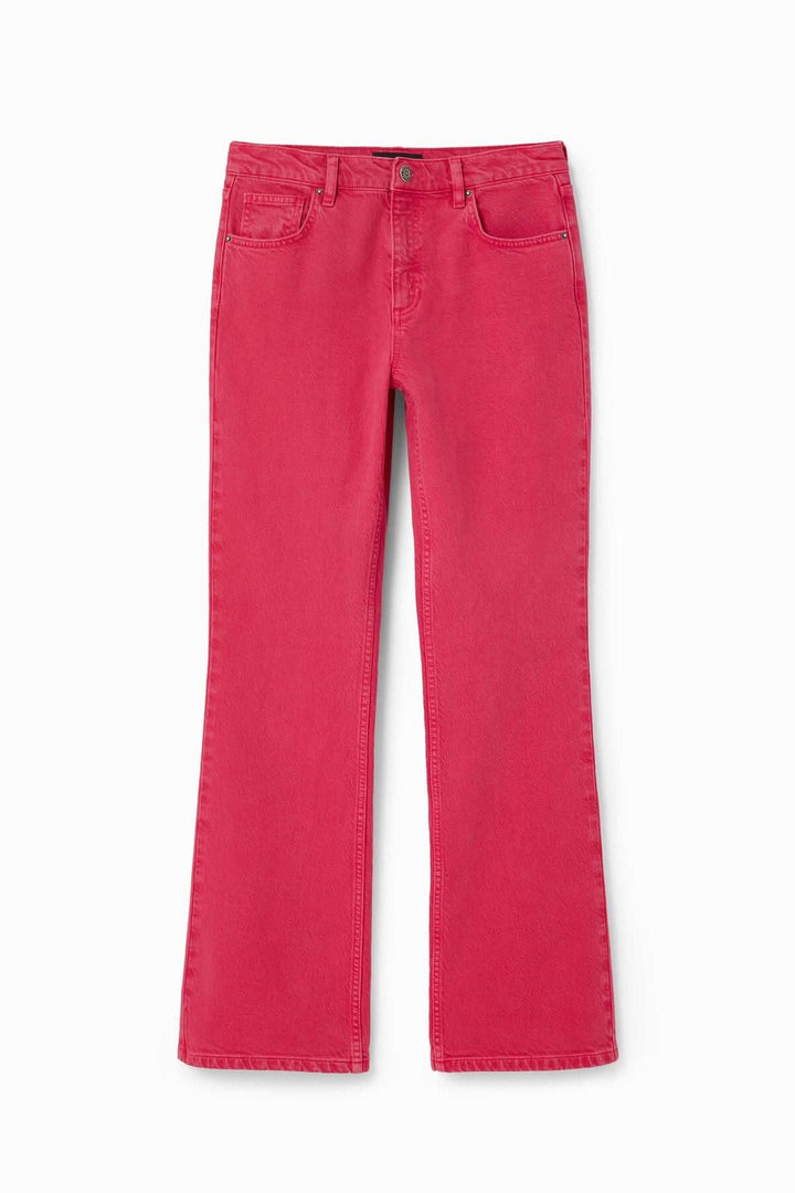 Jean flare uni rose, taille mi-haute, légèrement évasé, en tissu stretch avec cinq poches.