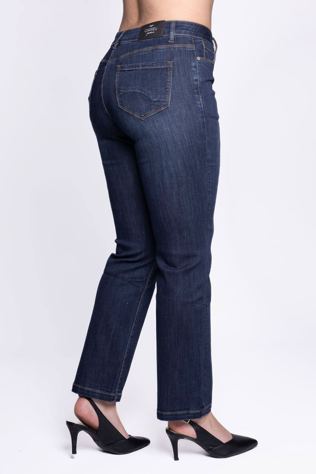 Jean jambe droite en denim stretch, taille mi-haute, vue arrière, parfait pour un look décontracté ou élégant.