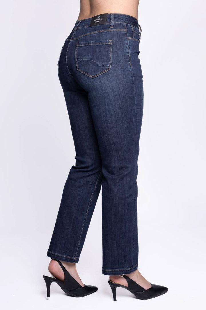 Jean jambe droite en denim stretch, taille mi-haute, vue arrière, parfait pour un look décontracté ou élégant.