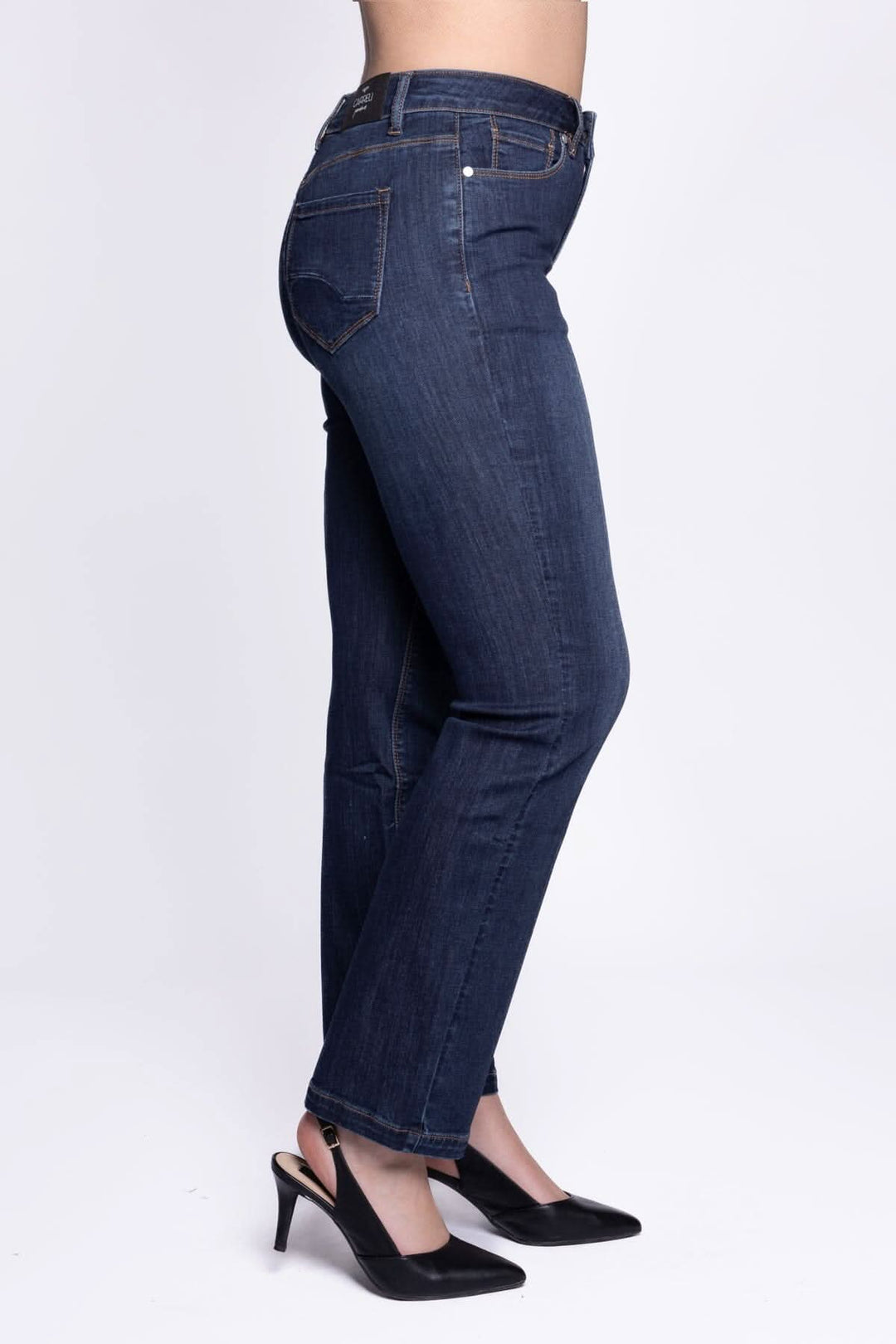 Jean jambe droite en denim extensible, taille mi-haute, offrant confort et style décontracté.