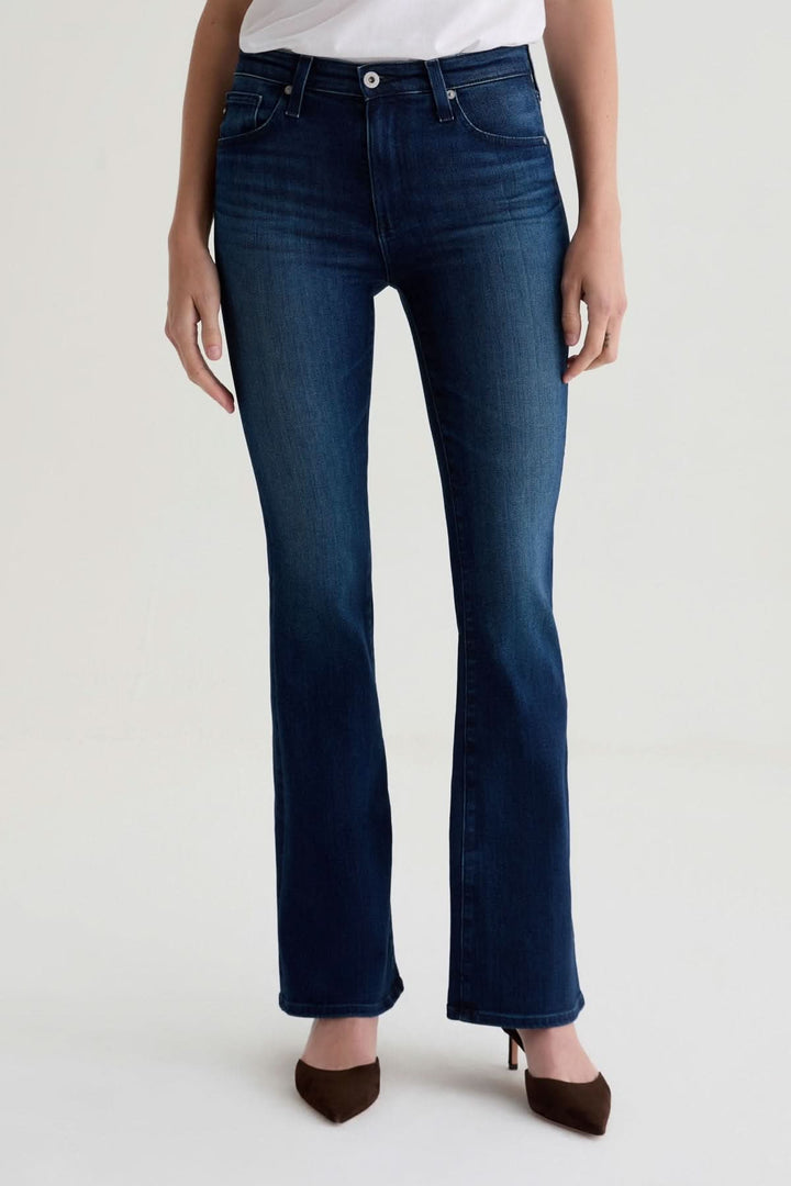 Jean à jambe évasée, taille haute, coupe ajustée, denim extensible, mode élégante pour le bureau et les sorties.