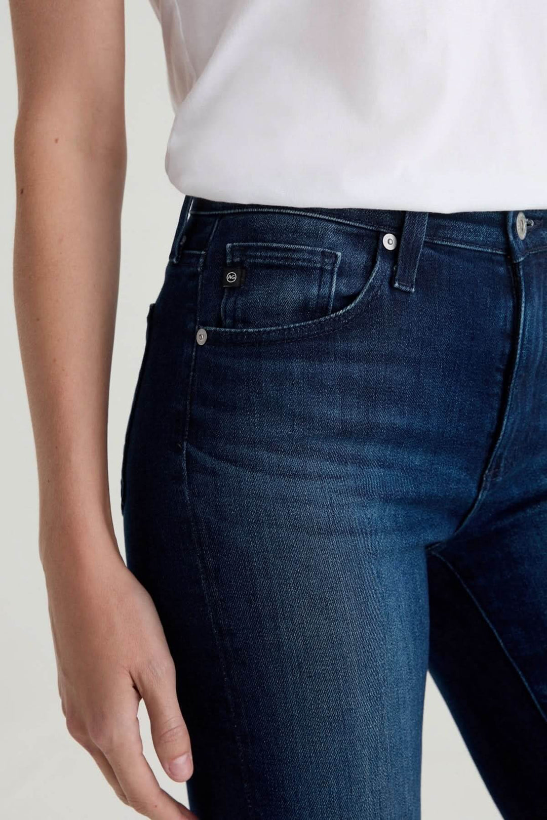 Jean à jambe évasée extensible avec taille haute flatteuse, illustration de la silhouette élégante en denim bleu