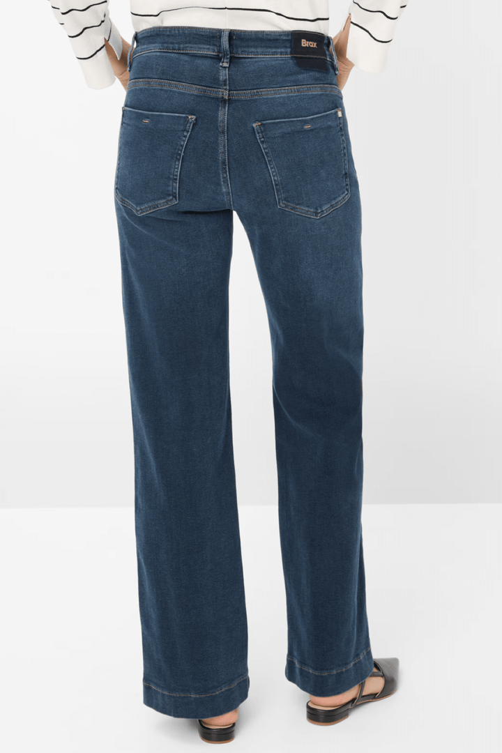 Jean évasé à taille mi-haute avec effet délavé et poches, idéal pour un look confortable et tendance.