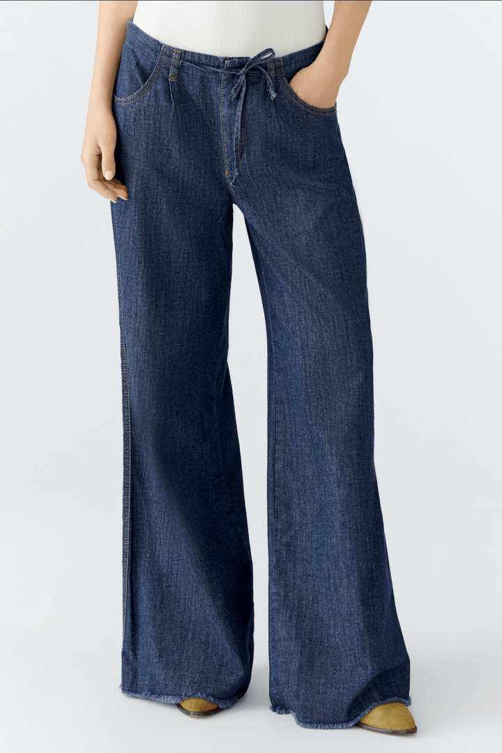 Jean ultra léger avec coupe large et décontractée, taille mi-haute, ceinture à cordon de serrage, adapté à un style moderne.