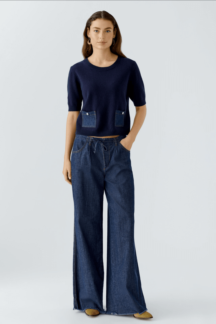 Jean ultra léger en coupe large avec ceinture à cordon, associé à un haut cintré, pour un style moderne et fluide.