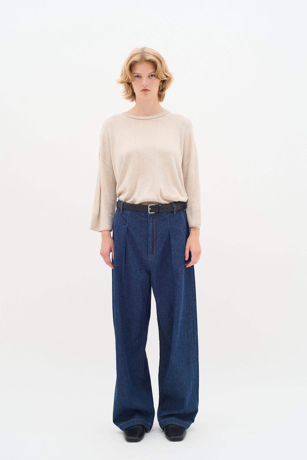 Femme portant des jeans Jaya, coupe ample et longueur extra longue, associés à un haut beige pour un style urbain.