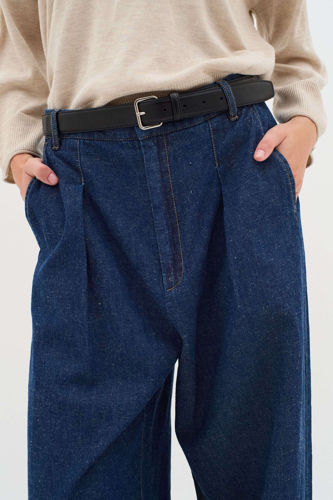 Jeans Jaya, coupe ample et longue, avec ceinture noire et poches avant, style décontracté et moderne.