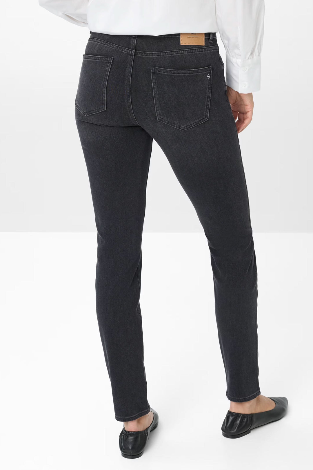 Jeans Shakira coupe ajustée à taille mi-haute, vue arrière, montrant la coupe ajustée et jambe fuselée, denim extensible, couleur noire.