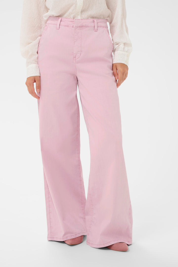 Jeans Visti rose à jambe large et taille régulière, silhouette moderne et flatteuse, idéal pour un look élégant et décontracté.
