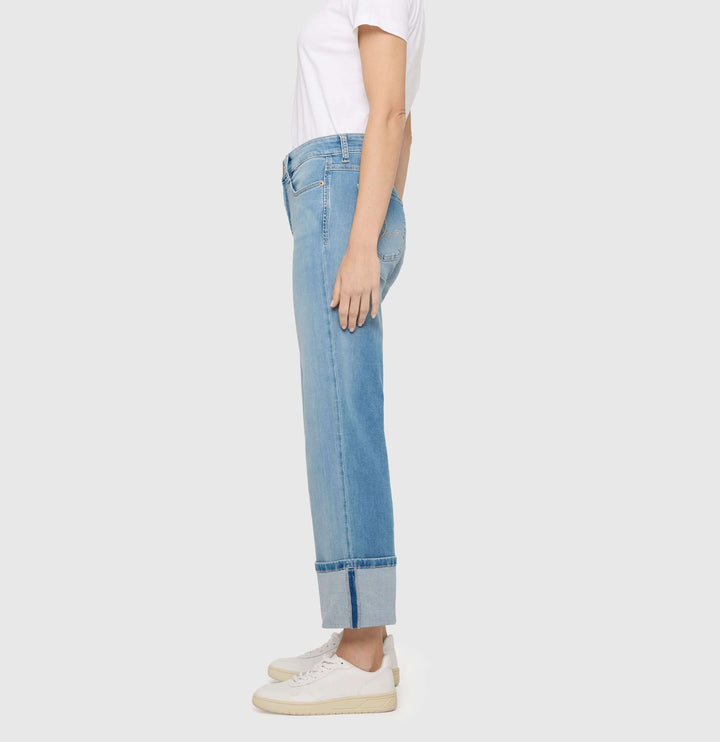 Side view of person wearing Jeans avec ourlet retroussé LAURA showcasing wide legs and turned-up hem for a modern casual look.