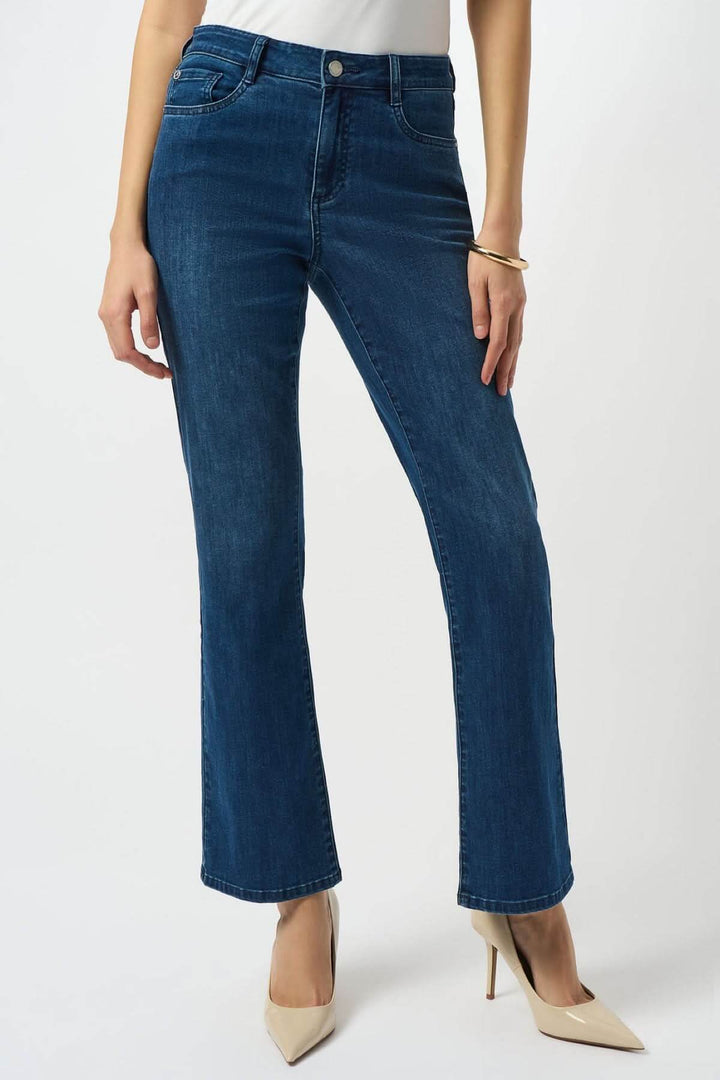 Jeans bleu classique coupe droite légèrement évasée, taille mi-haute, fermeture éclair et bouton, surpiqûres, poches plaquées arrière.