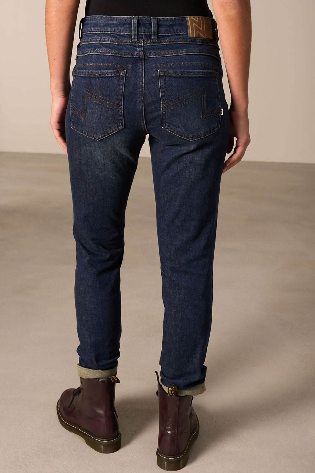 Jeans cheville effilée à coupe large, vue arrière, style moderne avec jambes fuselées et retroussées.