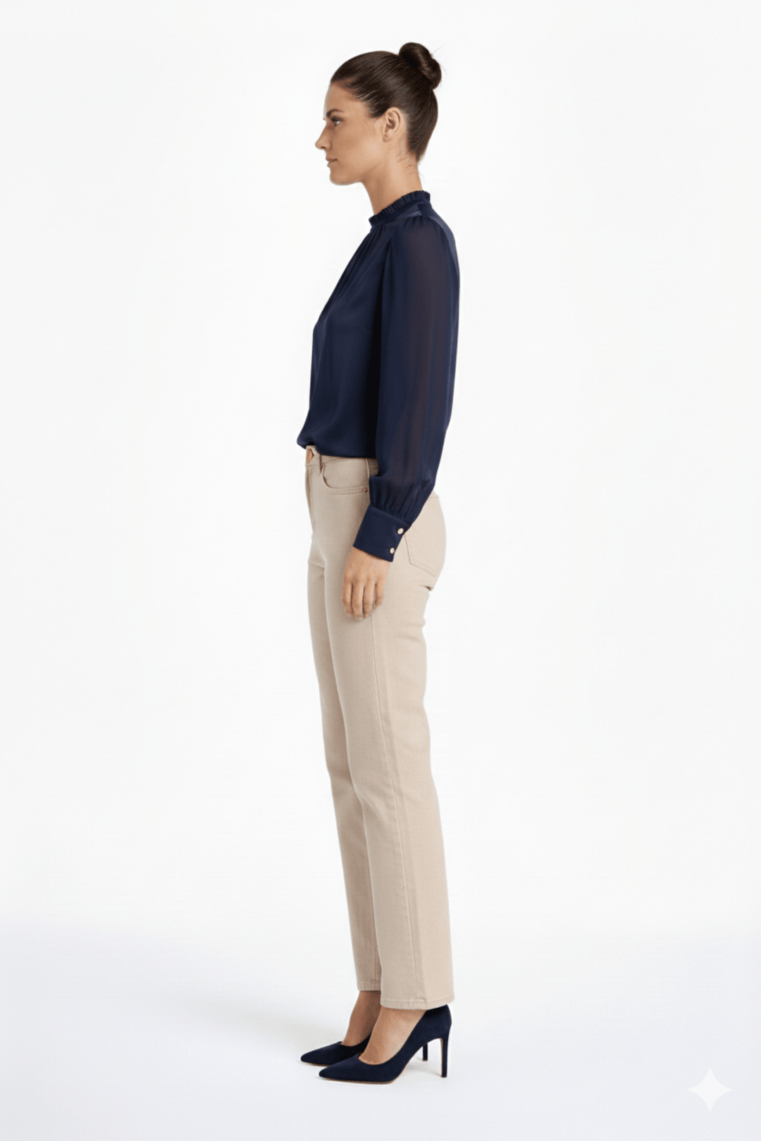 Jeans coupe droite beige longueur écourtée, taille mi-haute, porté par une femme élégante, idéal pour un style moderne et polyvalent.