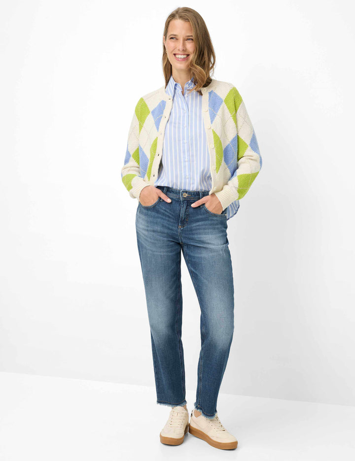 Jeans droit avec bas éffiloché MILEY porté par un modèle, style classique et confort quotidien, denim souple et extensible.