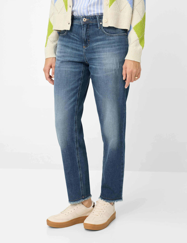 Jeans droit avec bas éffiloché MILEY porté avec style décontracté, denim souple et extensible pour un confort au quotidien.