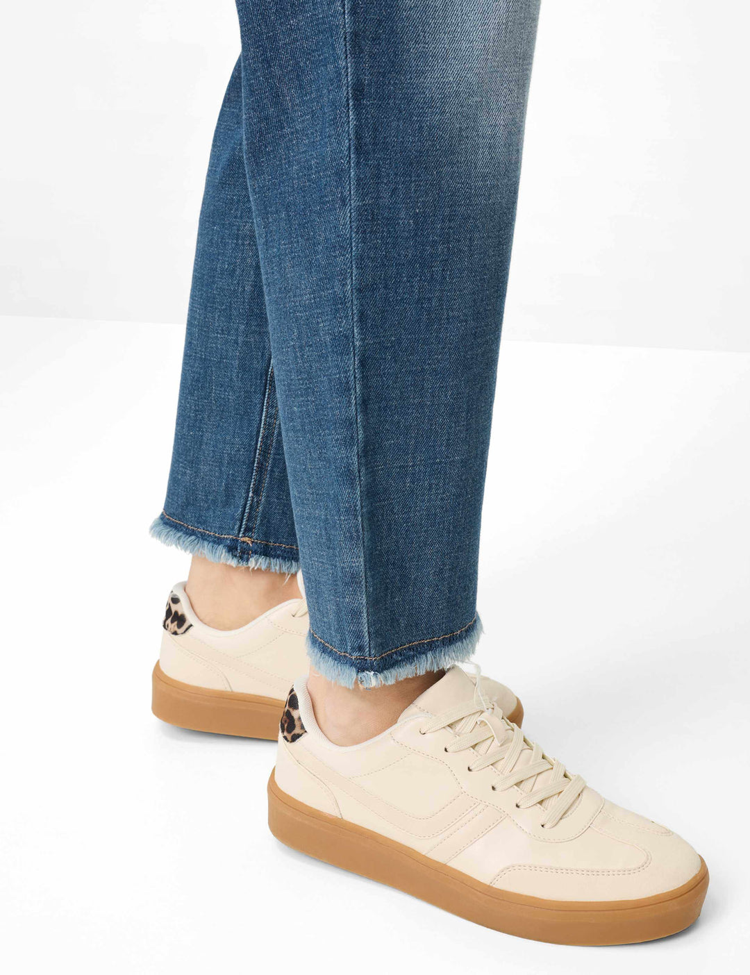 Jeans droit avec bas éffiloché MILEY en denim souple, confort quotidien, style intemporel, facile à porter, signé Brax.