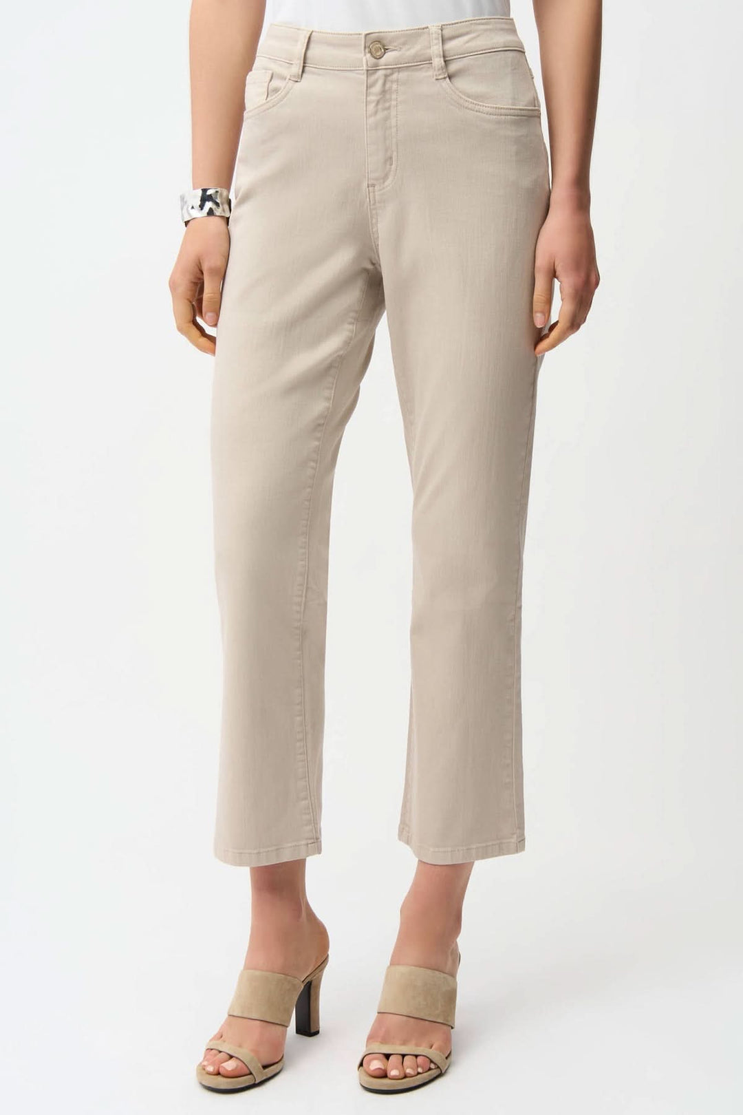 Jeans droit longueur cheville couleur beige, silhouette épurée et polyvalente, taille régulière, confortable, pour styler facilement.