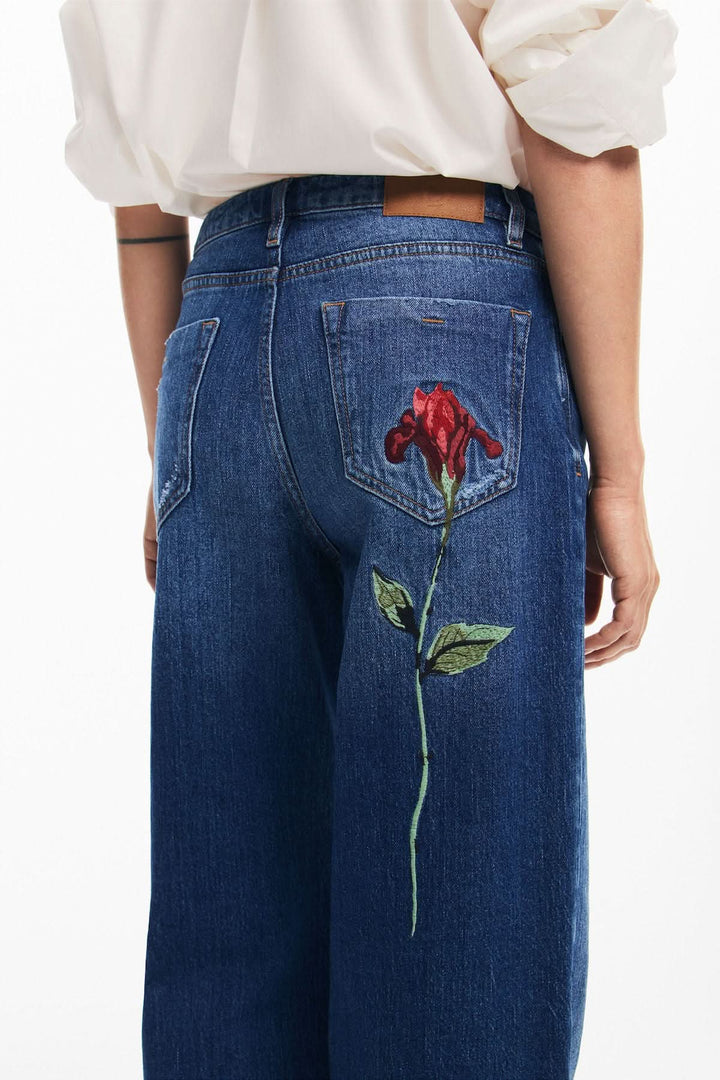 Jean ample avec broderie florale sur l'arrière, pour un look décontracté et féminin.