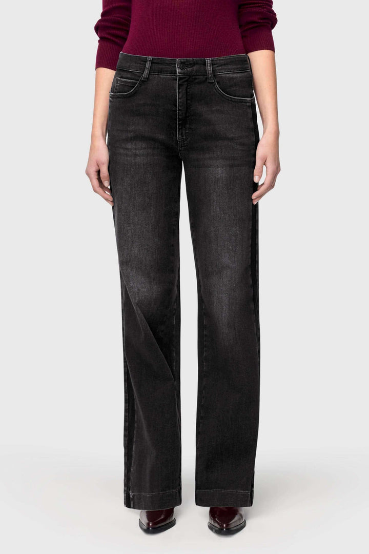 Jeans jambe large au fini délavé avec coupe fluide, parfait pour un look décontracté. Taille régulière avec poches avant et arrière.