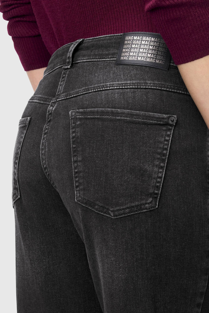 Jeans jambe large décontracté avec poches arrière, design légèrement usé, idéal pour un style rétro et moderne. Taille régulière.