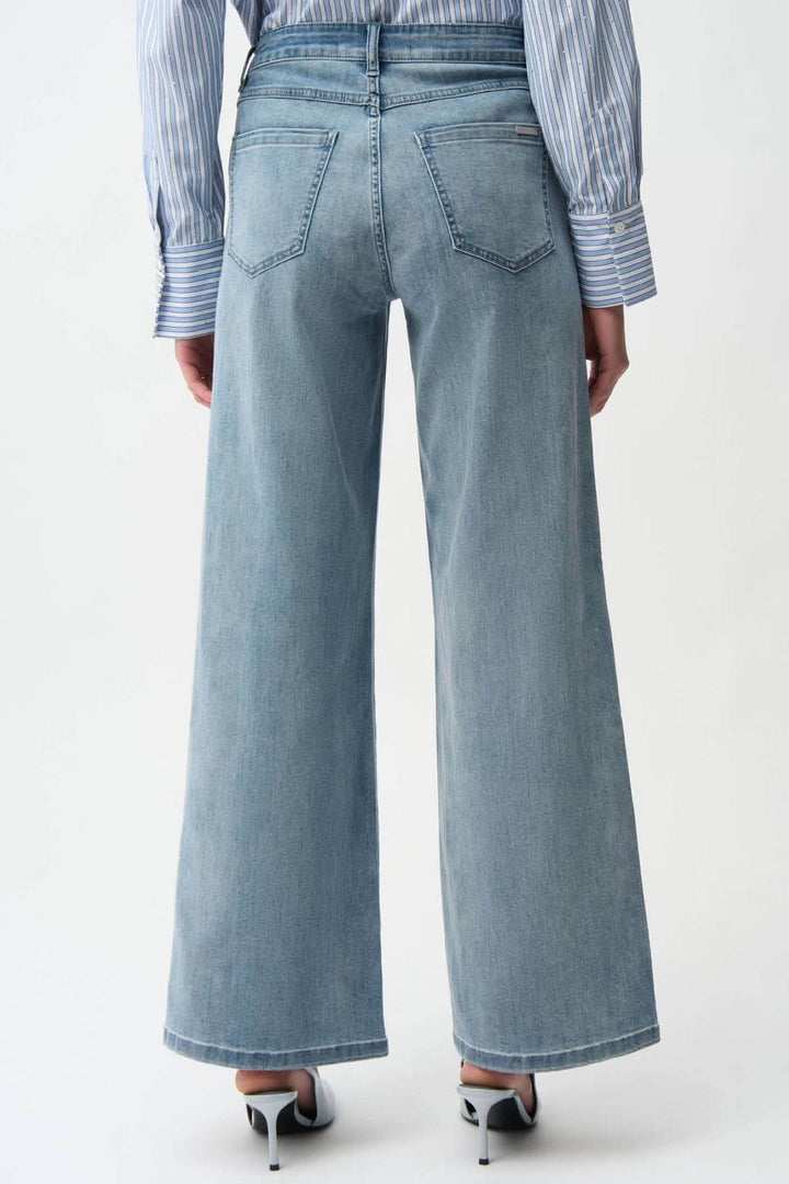 Vue arrière du Jeans à jambe large taille haute en jean denim bleu pour un look moderne et décontracté.