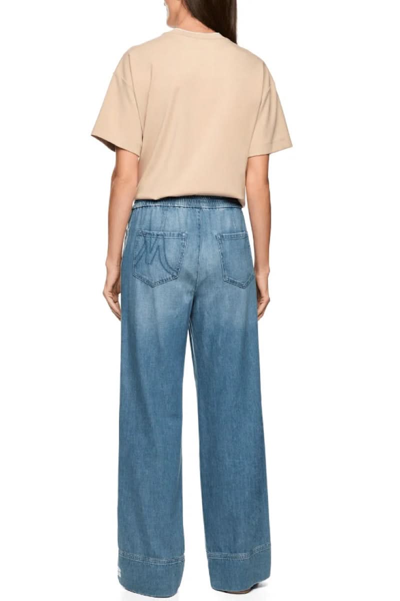 Jeans large à bandes contrastantes avec taille élastique et cordon, jambe ample et détails modernes, vue arrière.