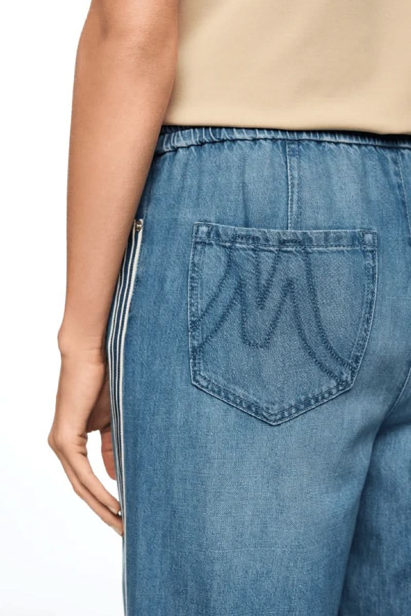 Jeans large à bandes contrastantes avec taille élastique et détails de poche arrière, style moderne et décontracté.
