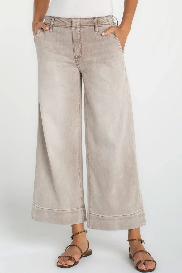 Jeans large cropped taille mi-haute avec coupe large et longueur cheville, parfait pour une tenue moderne et polyvalente.
