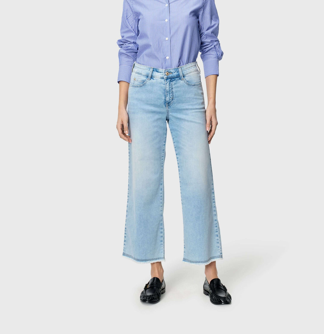 Femme portant un Jeans léger Dream wide cropped, taille haute, coupe droite ample, jean clair avec jambes larges, idéal pour un style élégant.