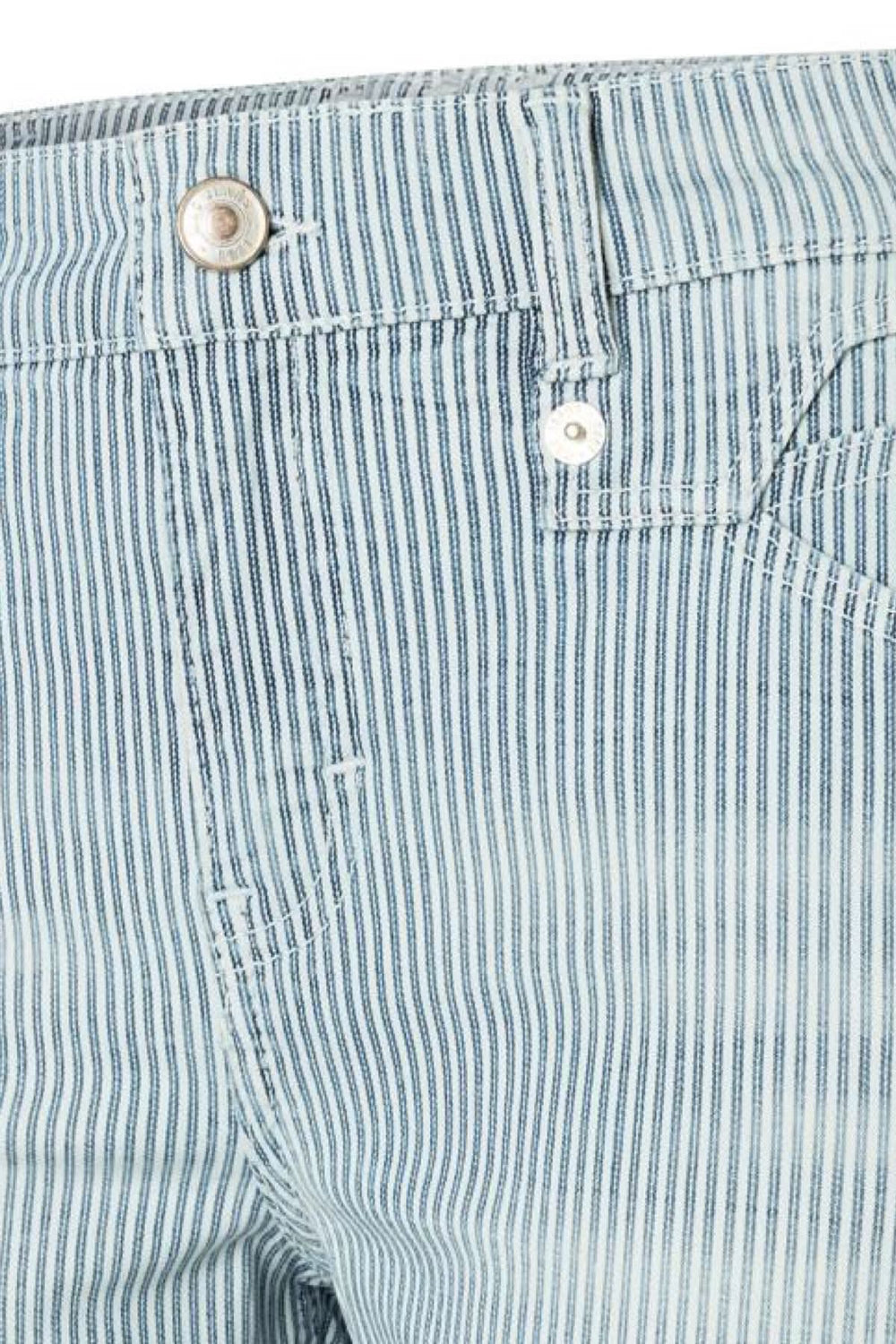 Détail des jeans rayés Rich Slim avec boutons et poches, en denim léger et extensible.