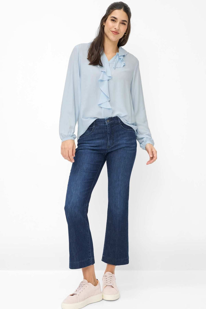 Jeans ultraléger MARY S. en denim évasé porté par un mannequin, offrant confort et silhouette élancée, essentiel polyvalent mode.