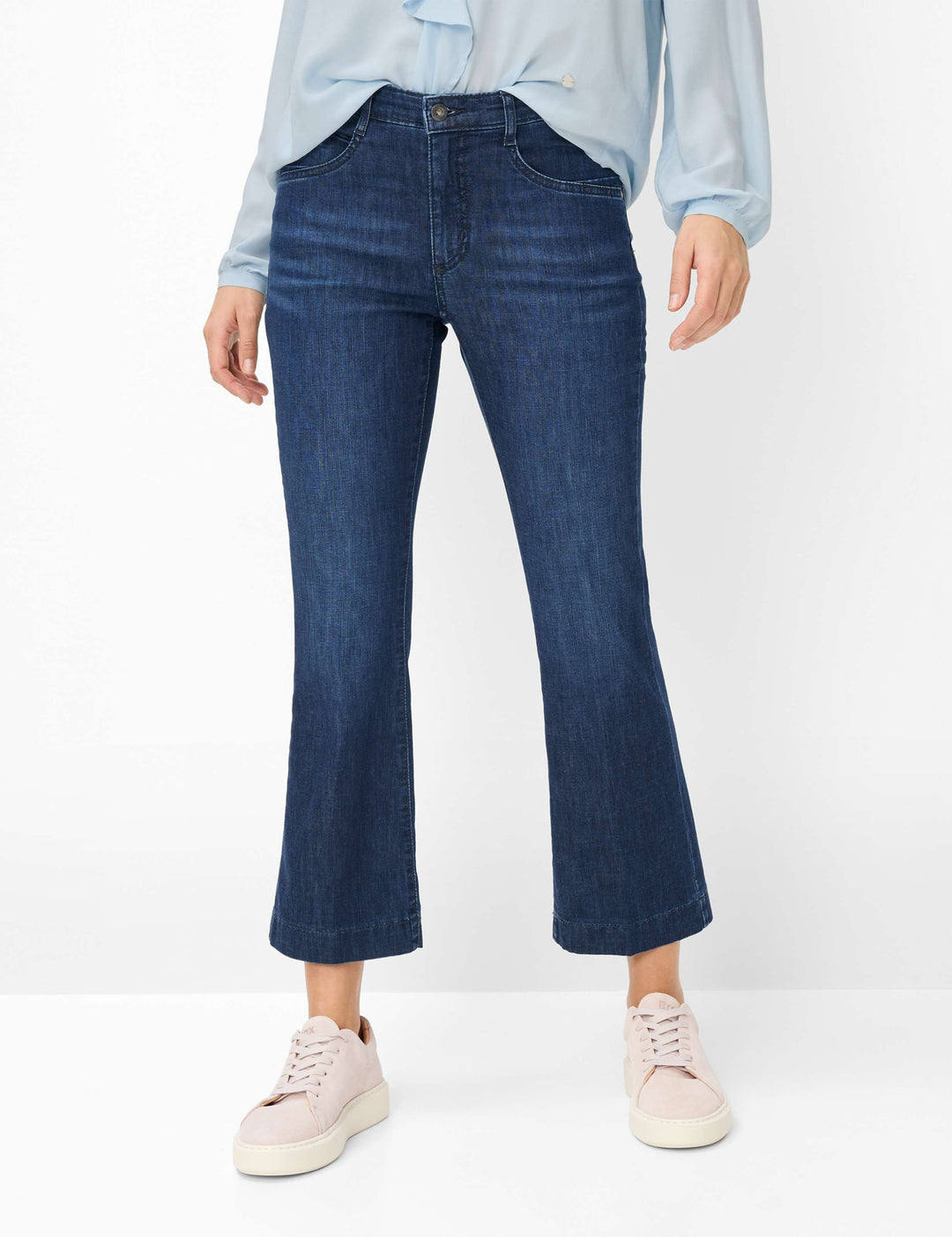 Jeans ultraléger MARY S. à coupe évasée, denim bleu, ajusté aux hanches, style contemporain, femme portant chemisier et baskets.
