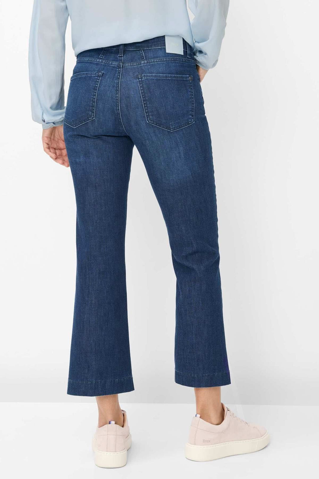 Jeans ultraléger MARY S, coupe évasée, en denim bleu, vue de dos. Confort et élégance pour une allure féminine moderne. Encolure stylée.